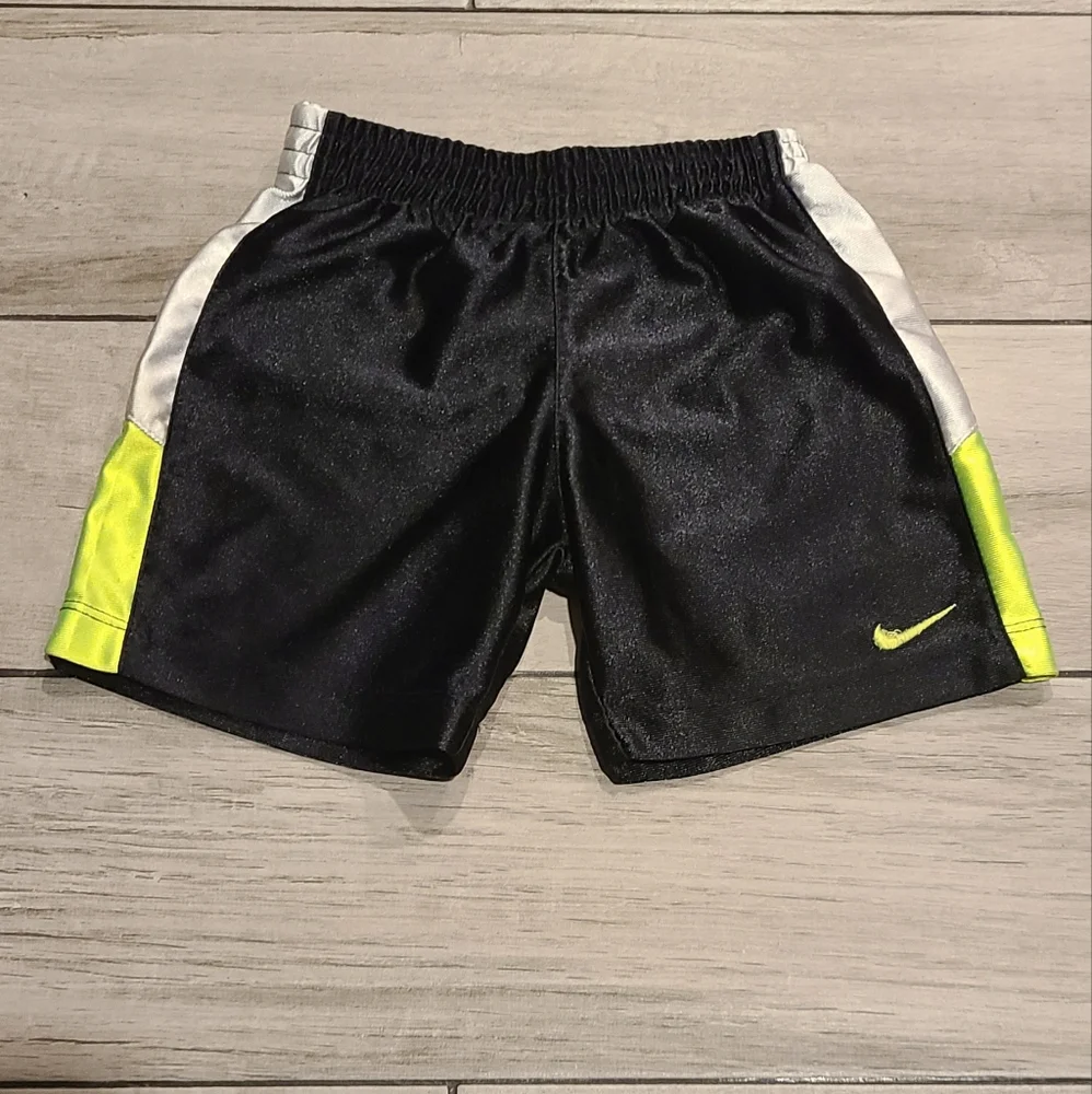 🍦 Nike toddler Black And Neon shorts 🧋